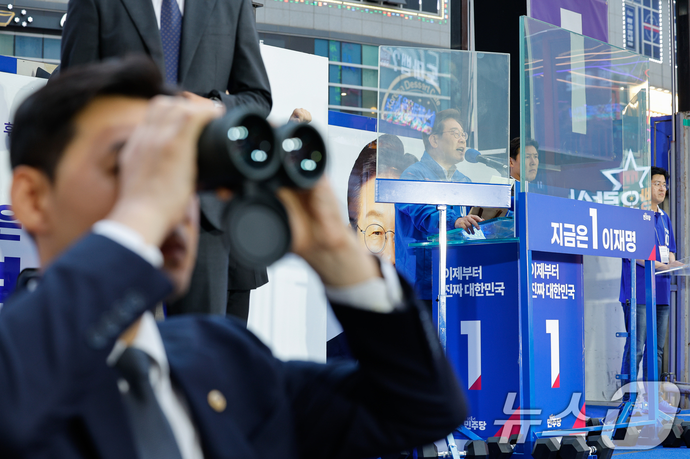 (김포=뉴스1) 안은나 기자 = 이재명 더불어민주당 대통령 후보가 수도권 표심잡기에 나선 20일 오후 경기 김포시 구래역 문화의 거리에서 지지를 호소하고 있다. 2025.5.20/ …