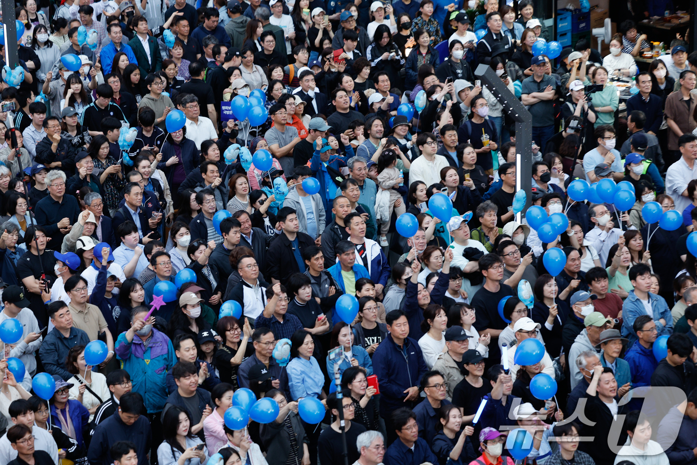 (김포=뉴스1) 안은나 기자 = 이재명 더불어민주당 대통령 후보가 수도권 표심잡기에 나선 20일 오후 경기 김포시 구래역 문화의 거리에서 유세를 펼치는 가운데 시민들이 이를 듣고 …