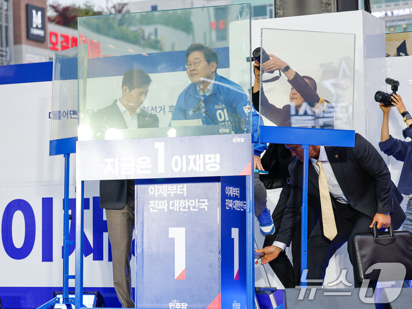 (김포=뉴스1) 안은나 기자 = 이재명 더불어민주당 대통령 후보가 수도권 표심잡기에 나선 20일 오후 경기 김포시 구래역 문화의 거리에서 유세에 앞서 멀리 있는 시민들을 위해 사다 …