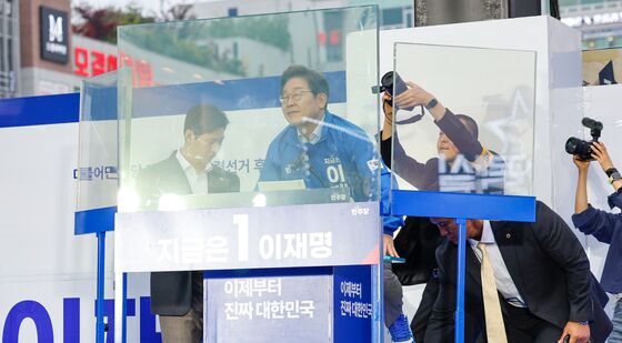 사다리 밟고 올라가는 이재명