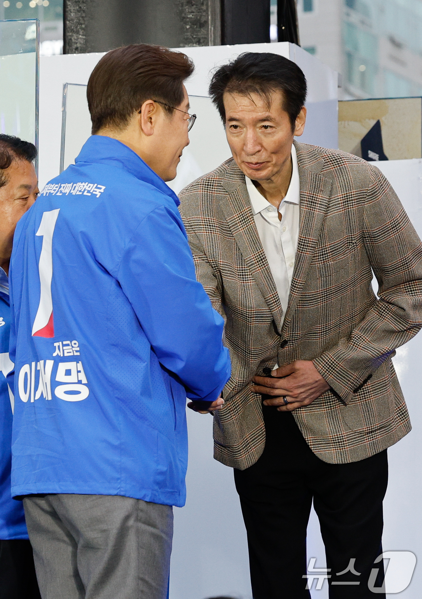 (김포=뉴스1) 안은나 기자 = 이재명 더불어민주당 대통령 후보가 수도권 표심잡기에 나선 20일 오후 경기 김포시 구래역 문화의 거리를 찾아 김유택 전 농구선수와 악수하고 있다. …