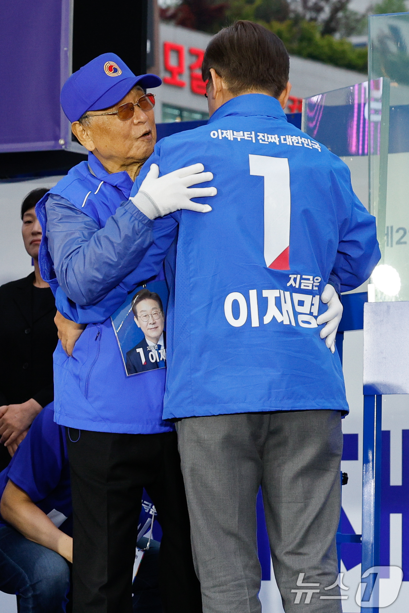 (김포=뉴스1) 안은나 기자 = 이재명 더불어민주당 대통령 후보가 수도권 표심잡기에 나선 20일 오후 경기 김포시 구래역 문화의 거리를 찾아 김대철 김포갑 노인위원장과 포옹하고 있 …