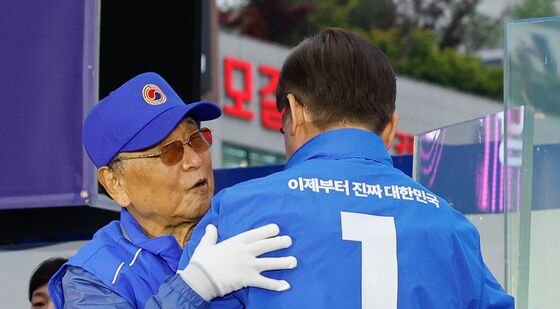 '92세' 어르신과 포옹하는 이재명