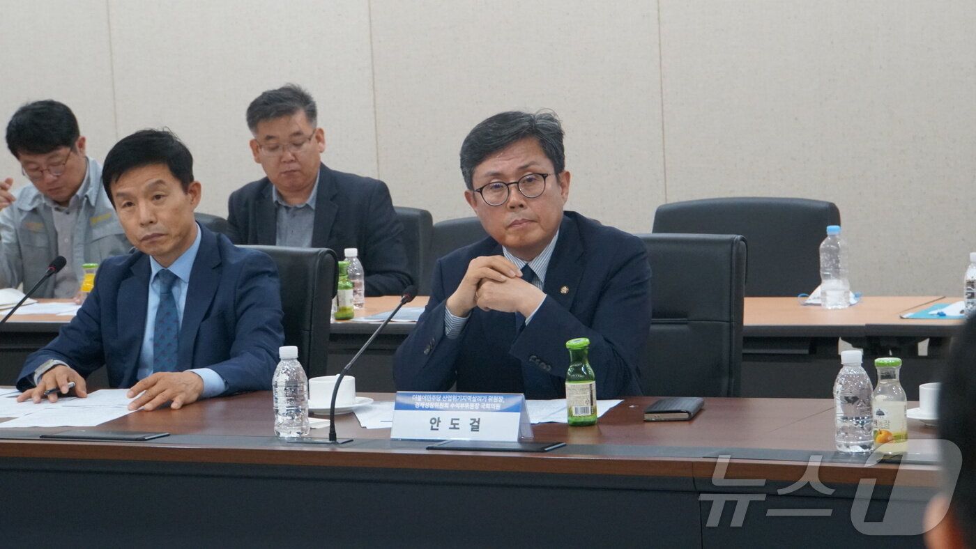본문 이미지 - 더불어민주당 중앙선거대책위원회 산업위기지역살리기위원회 위원장인 안도걸 의원이 20일 전남 영암 대불산단에서 열린 조선업계 정책 간담회에서 업계 건의사항을 듣고 있다.&#40;안도걸 의원실 제공&#41; ⓒ News1 한재준 기자