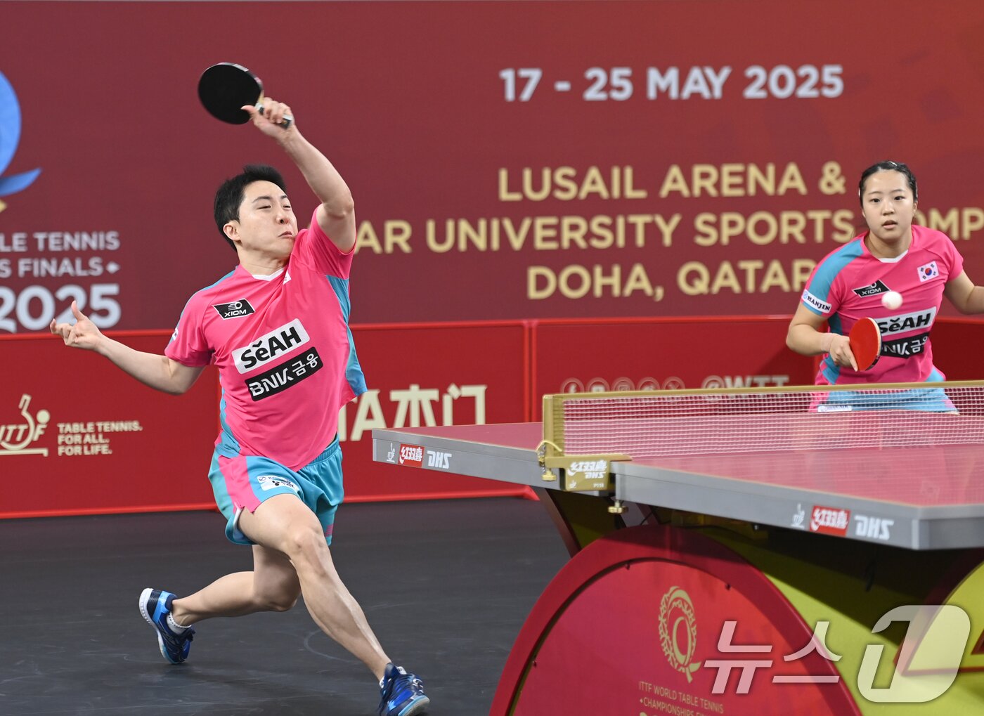 본문 이미지 - 임종훈·신유빈이 20일(현지시간) 카타르 도하 카타르대학교 스포츠 컴플렉스에서 열린 '2025 국제탁구연맹(ITTF) 세계선수권대회' 혼합복식 16강전에서 폴란드 사무엘 쿨치츠키·주잔나 비엘고스와 경기를 펼치고 있다. 2025.5.20/뉴스1 ⓒ News1 사진공동취재단