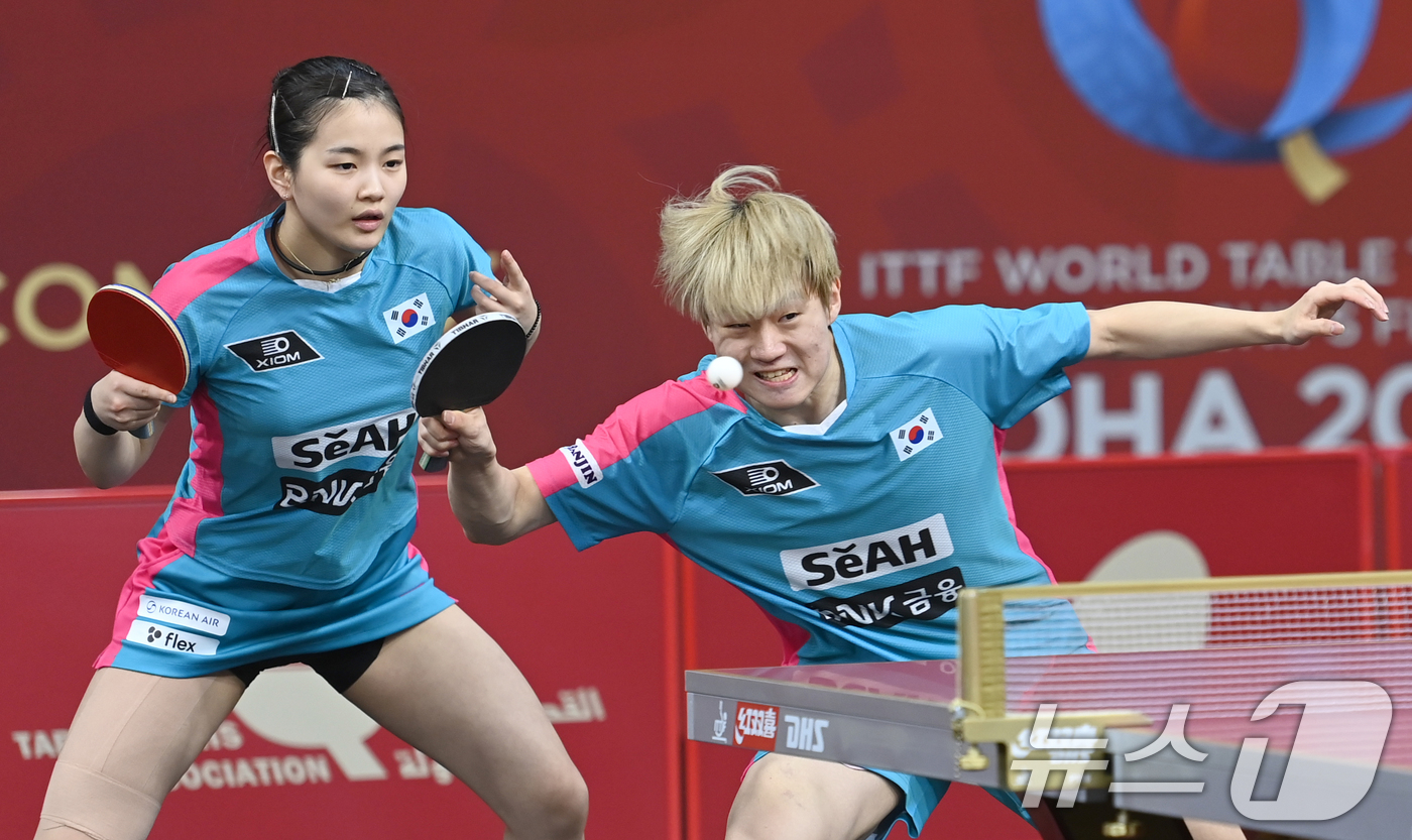 (서울=뉴스1) 사진공동취재단 = 오준성·김나영이 20일(현지시간) 카타르 도하 카타르대학교 스포츠 컴플렉스에서 열린 '2025 국제탁구연맹(ITTF) 세계선수권대회' 혼합복식 1 …
