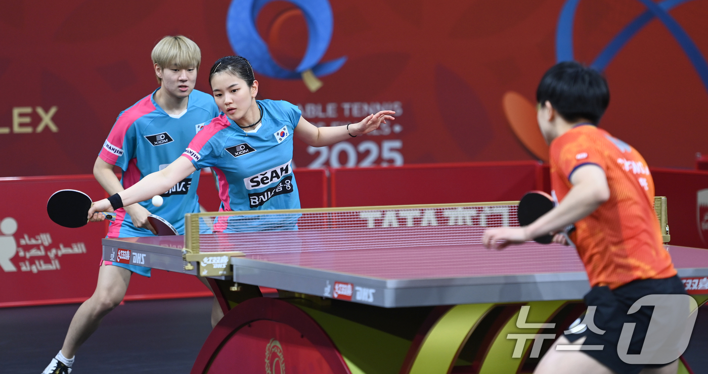 (서울=뉴스1) 사진공동취재단 = 오준성·김나영이 20일(현지시간) 카타르 도하 카타르대학교 스포츠 컴플렉스에서 열린 '2025 국제탁구연맹(ITTF) 세계선수권대회' 혼합복식 1 …