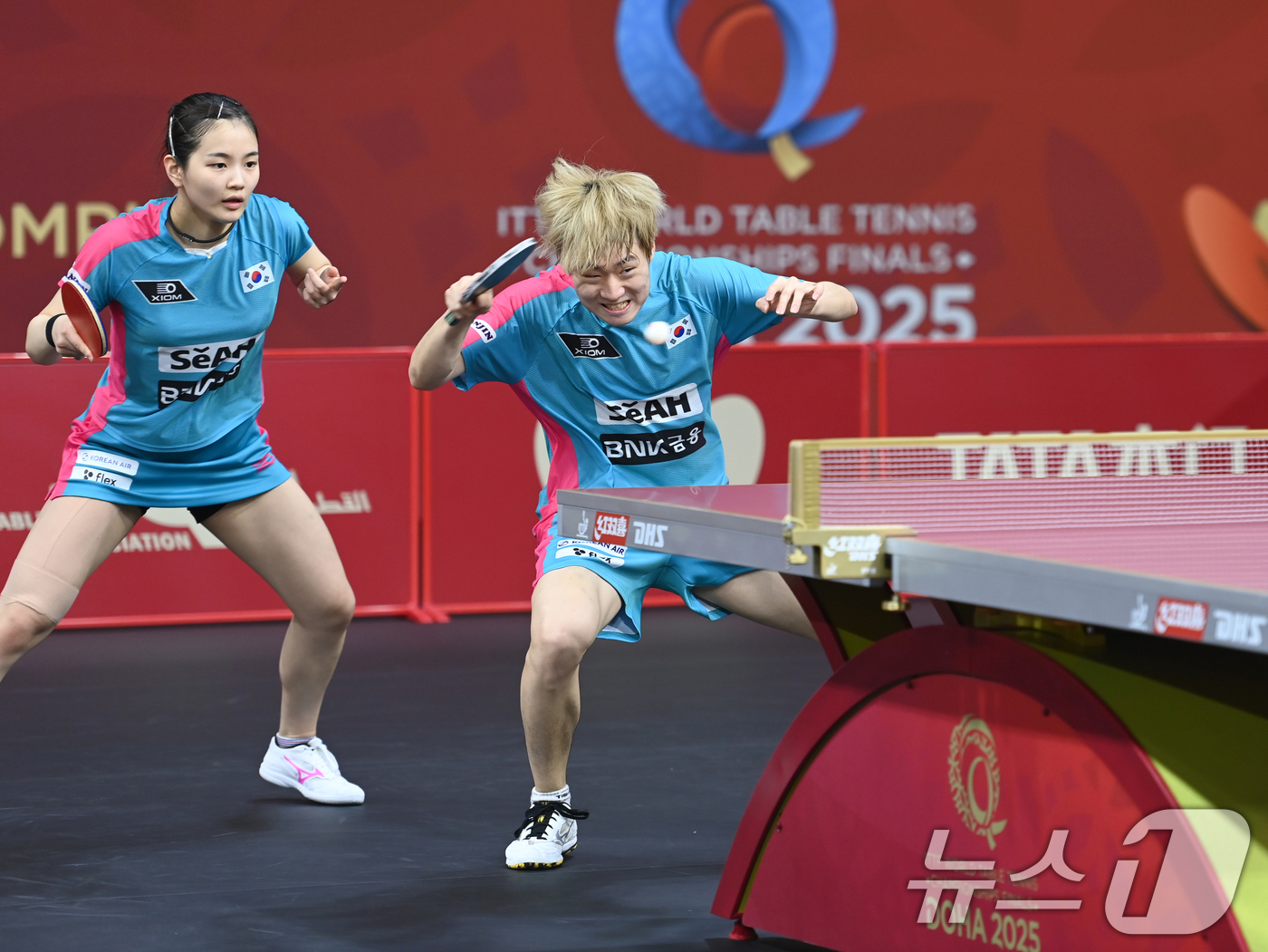 (서울=뉴스1) 사진공동취재단 = 오준성·김나영이 20일(현지시간) 카타르 도하 카타르대학교 스포츠 컴플렉스에서 열린 '2025 국제탁구연맹(ITTF) 세계선수권대회' 혼합복식 1 …