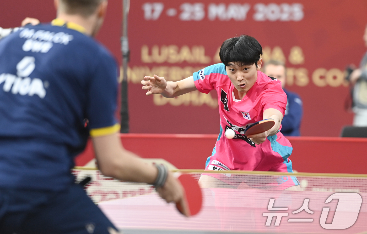 (서울=뉴스1) 사진공동취재단 = 조대성이 20일(현지시간) 카타르 도하 카타르대학교 스포츠 컴플렉스에서 열린 '2025 국제탁구연맹(ITTF) 세계선수권대회' 남자단식 64강전에 …