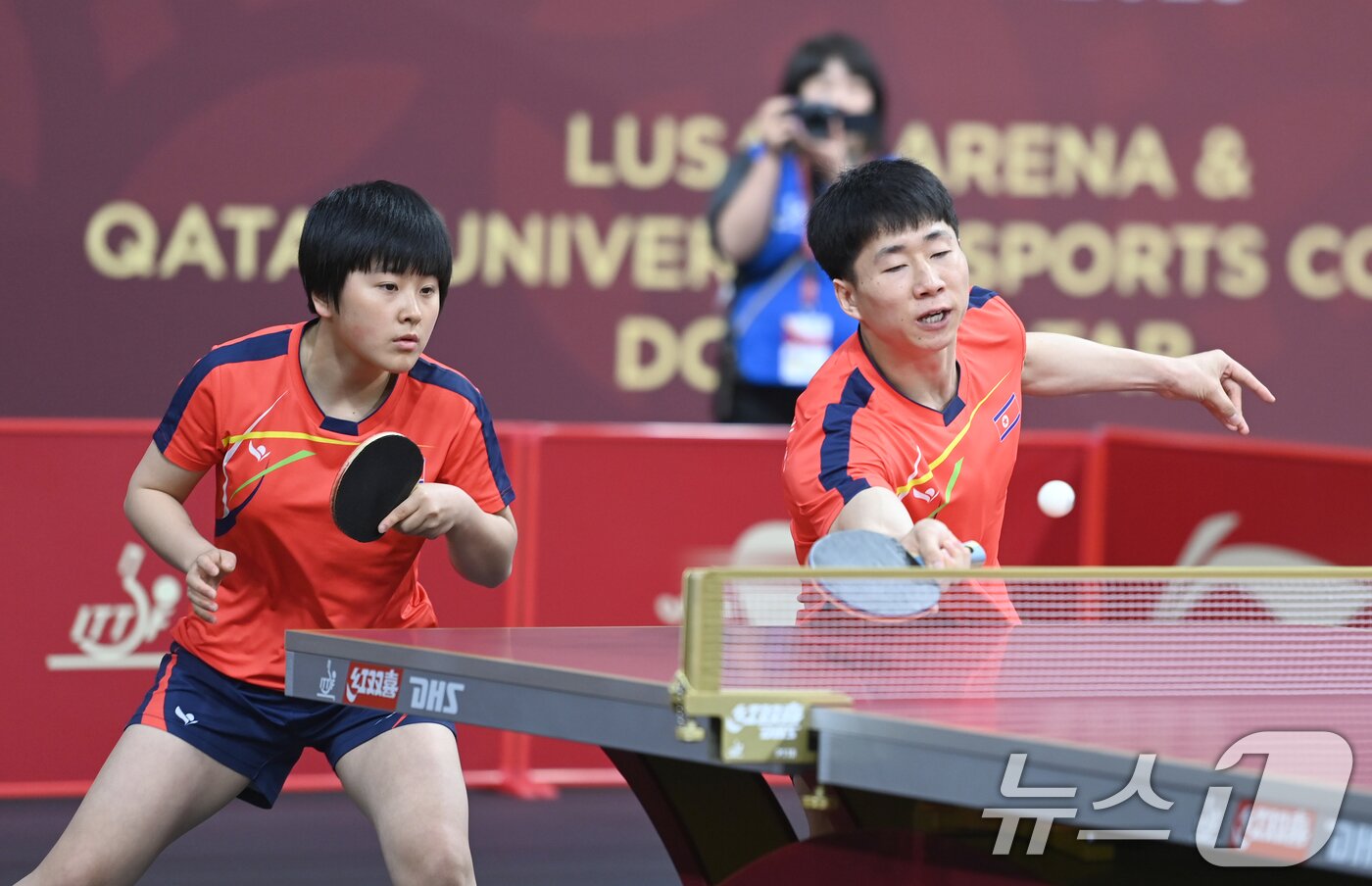 본문 이미지 - 북한 리정식·김금영이 카타르 도하 카타르대학교 스포츠 컴플렉스에서 열린 &#39;2025 국제탁구연맹&#40;ITTF&#41; 세계선수권대회&#39; 혼합복식 16강전 경기를 펼치고 있다. 2025.5.20/뉴스1 ⓒ News1 사진공동취재단