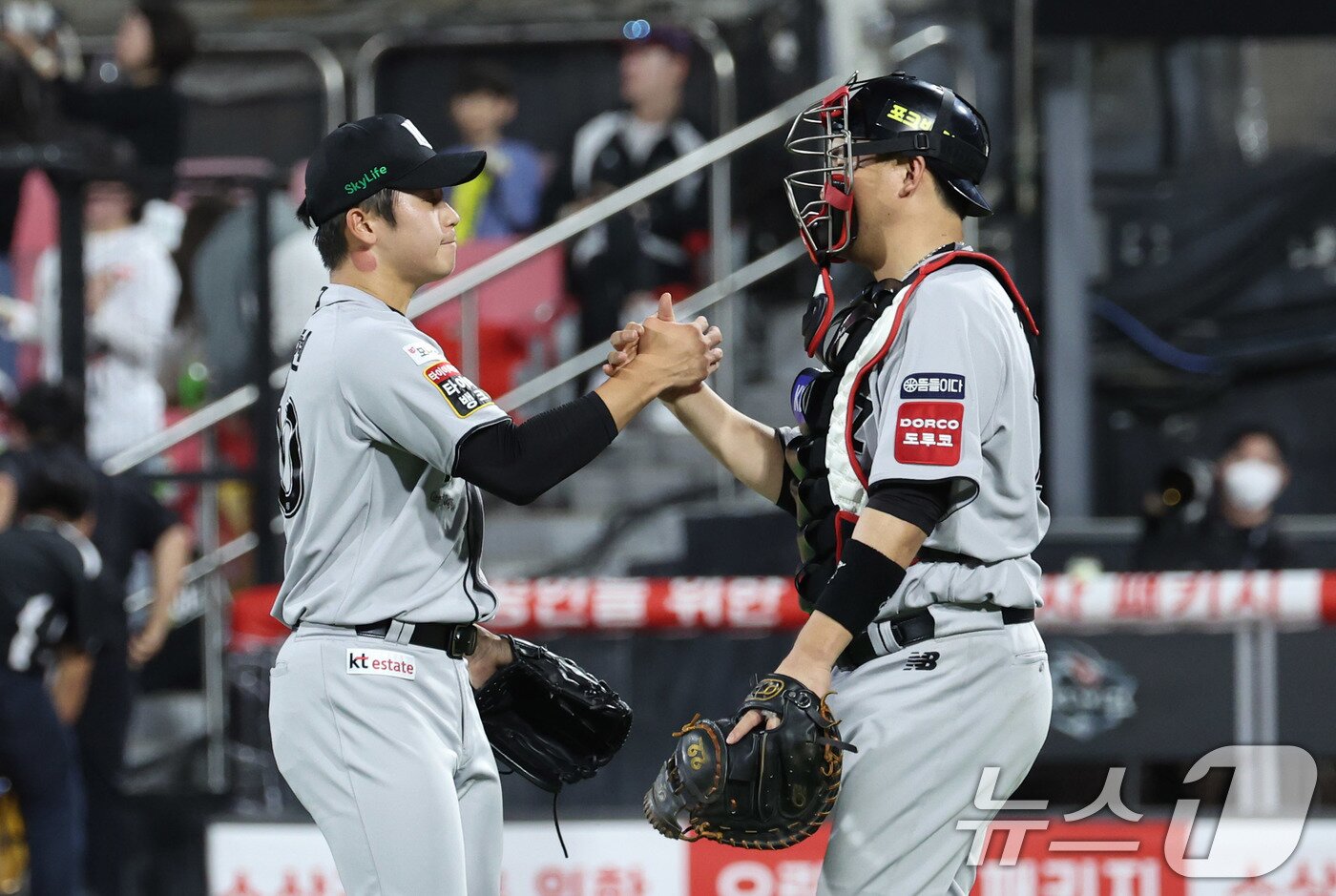 본문 이미지 - KT 위즈 마무리 투수 박영현&#40;왼쪽&#41;. 2025.5.20/뉴스1 ⓒ News1 박지혜 기자