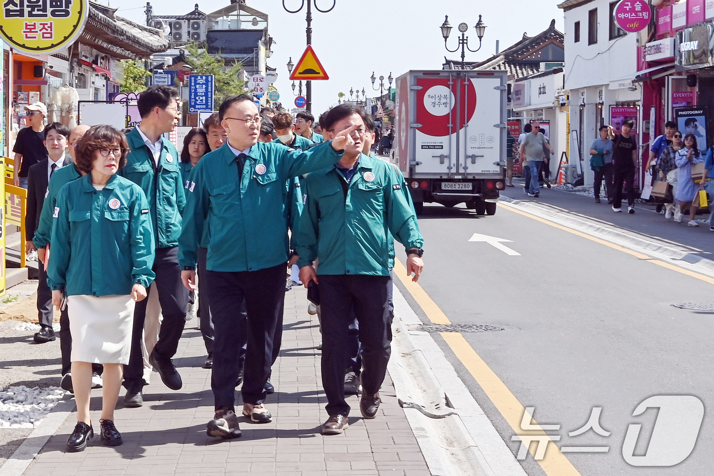 (서울=뉴스1) 민경석 기자 = 이한경 행정안전부 재난안전관리본부장이 20일 아시아태평양경제협력체(APEC) 정상회의를 앞두고 경북 경주시 황리단길을 방문해 보행자 교통안전 시설물 …