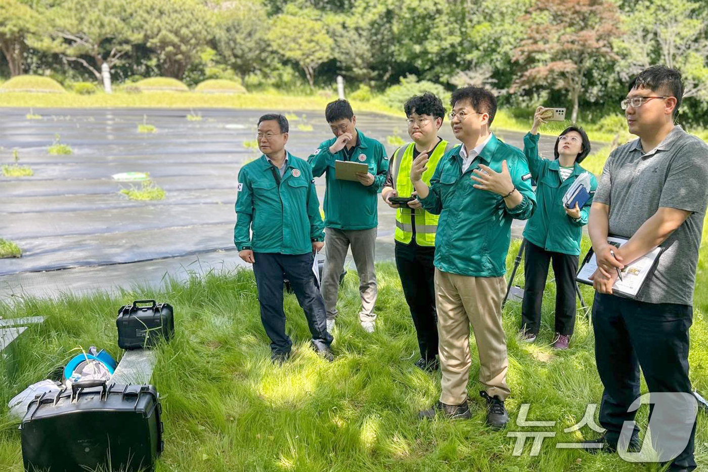 (서울=뉴스1) 민경석 기자 = 김용균 행정안전부 안전예방정책실장이 20일 광주시 북구 금곡저수지에서 주요 시설물을 점검하고 있다. (행정안전부 제공, 재판매 및 DB 금지) 20 …