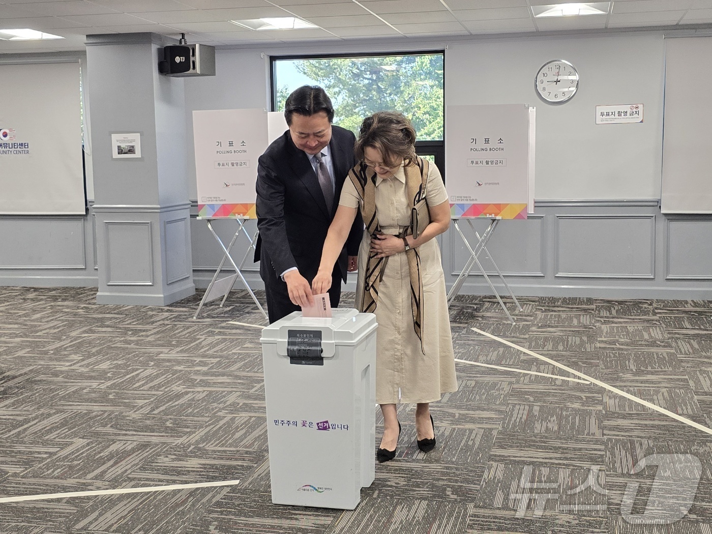 (워싱턴=뉴스1) 류정민 특파원 = 조현동 주미대사 부부가 제21대 대선 재외국민투표 첫날인 20일(현지시간) 미국 버지니아주 알렉산드리아 소재 코리안커뮤니티센터에 마련된 재외투표 …