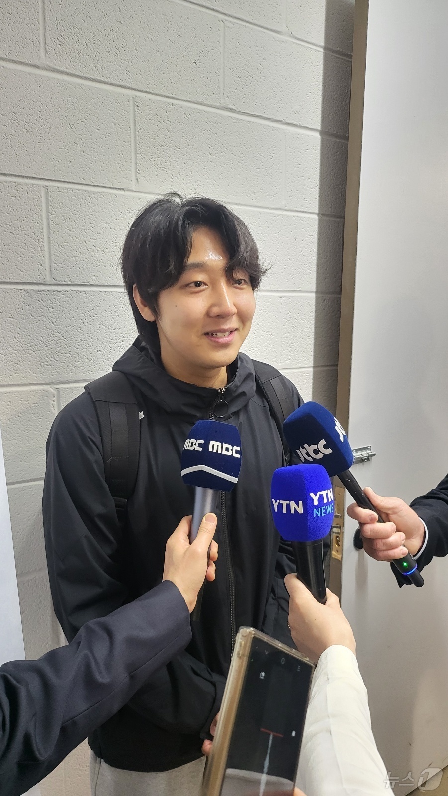 (워싱턴=뉴스1) 류정민 특파원 = 제21대 대선 재외국민투표 첫날인 20일(현지시간) 20대 유학생 정인수 씨가 미국 버지니아주 알렉산드리아 코리안커뮤니티센터에 마련된 투표소에서 …