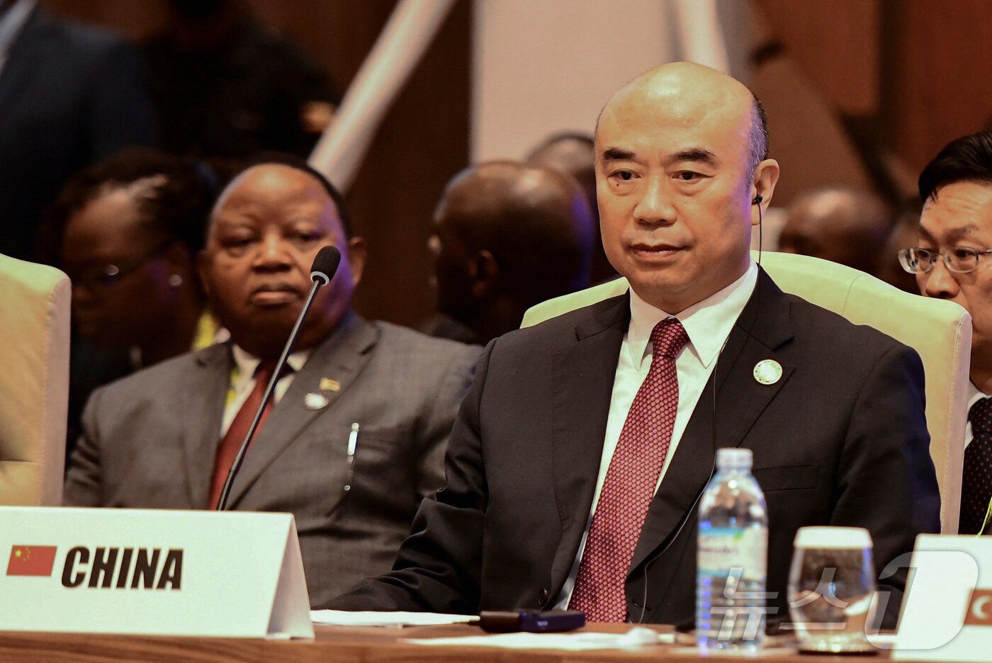 본문 이미지 - 류궈중 중국 국무원 부총리가 지난해 1월 19일 우간다 캄팔라에서 열린 한 국제 회의에 참석하고 있다. 2024.1.19 ⓒ 로이터=뉴스1 ⓒ News1 강민경 기자