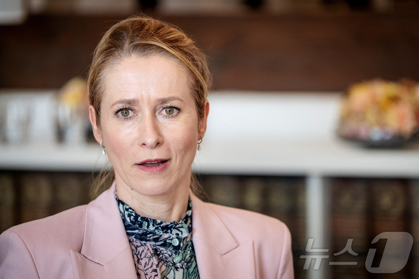 (코펜하겐 로이터=뉴스1) 강민경 기자 = 카야 칼라스 유럽연합(EU) 외교안보 고위대표가 13일 덴마크 코펜하겐에서 열린 한 행사에 참석해 취재진과 대화하고 있다. 2025.5. …