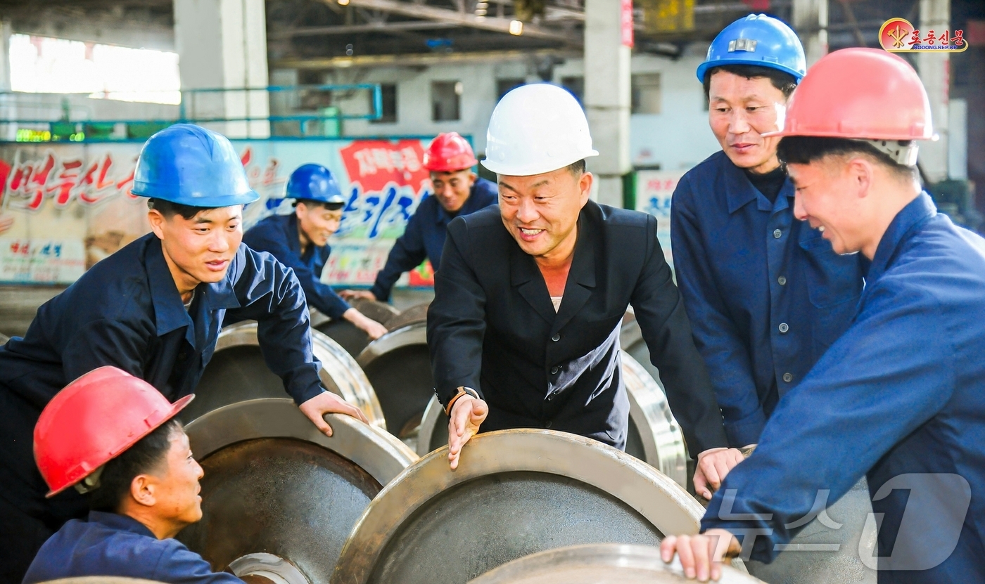 (평양 노동신문=뉴스1) = 북한 노동당 기관지 노동신문은 21일 원산철도차량공장의 초급당일꾼(간부)들이 생산자 대중을 상대로 집단적 혁신을 불러일으키고 있다고 보도했다. [국내에 …