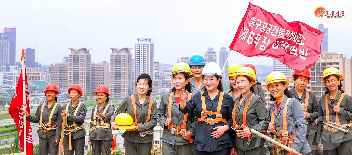 (평양 노동신문=뉴스1) = 북한 노동당 기관지 노동신문은 21일 평양건설위원회의 20개 여성 작업반원들이 건설 혁신을 이뤄내고 있다고 보도했다. [국내에서만 사용가능. 재배포 금 …