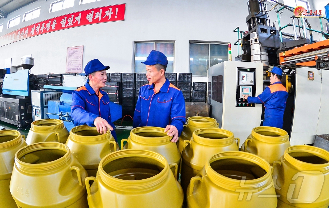 (평양 노동신문=뉴스1) = 북한 노동당 기관지 노동신문은 21일 낙랑 영예군인 수지 일용품 공장에서 노동자들이 인민생활향상에 이바지할 수지 제품 생산에 주력하고 있다고 보도했다. …