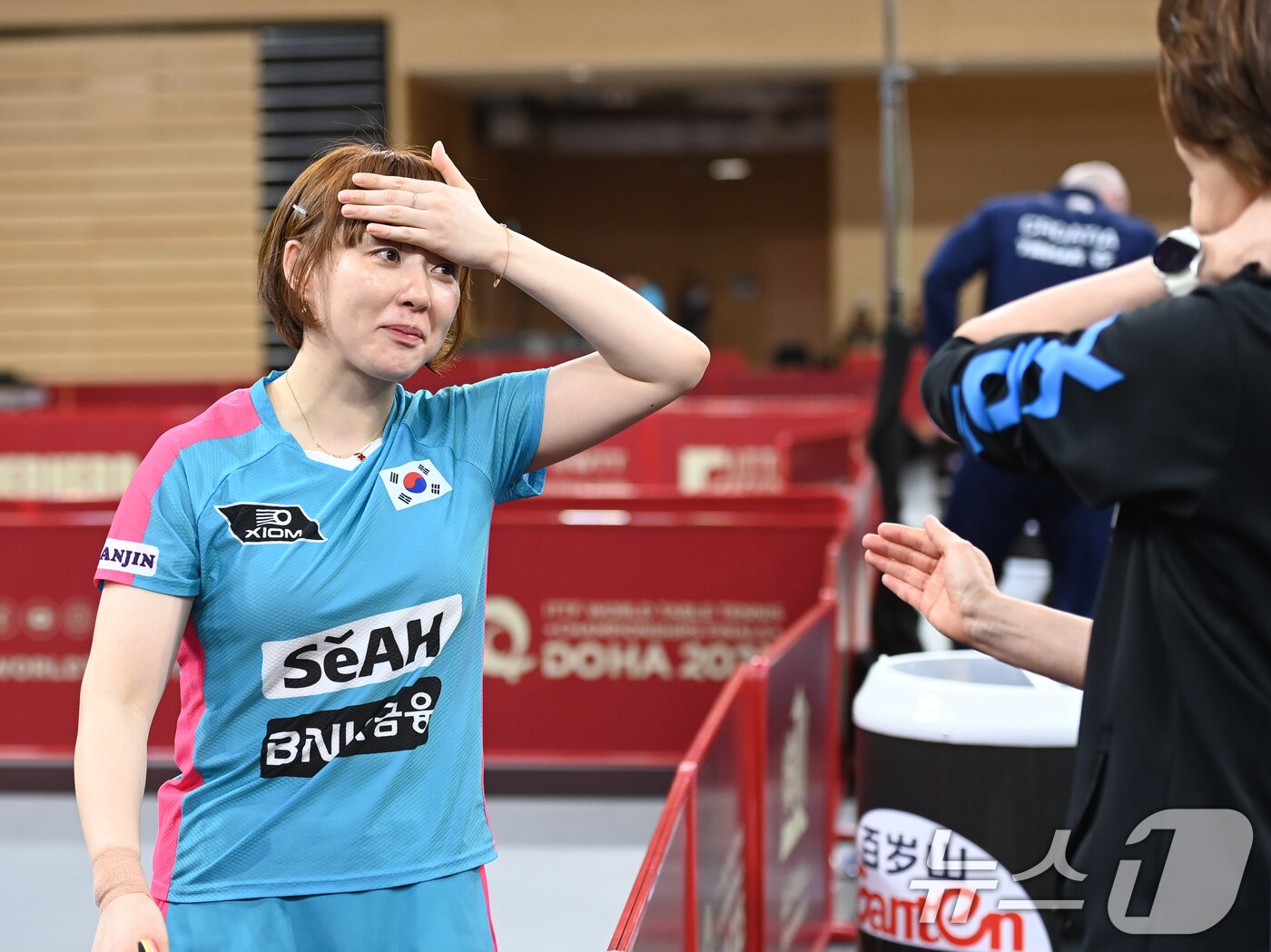 본문 이미지 - 서효원이 20일(현지시간) 카타르 도하 카타르대학교 스포츠 컴플렉스에서 열린 '2025 국제탁구연맹(ITTF) 세계선수권대회' 여자단식 32강전 크로아티아 레아 라코바츠와 경기에서 패배 후 아쉬워하고 있다. 2025.5.21/뉴스1 ⓒ News1 사진공동취재단