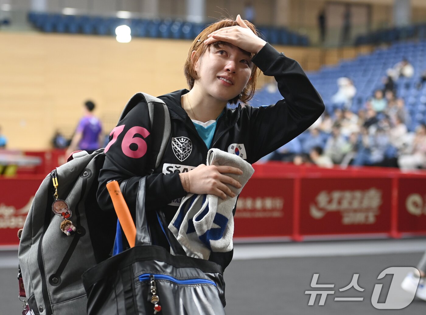 본문 이미지 - 서효원이 20일&#40;현지시간&#41; 카타르 도하 카타르대학교 스포츠 컴플렉스에서 열린 &#39;2025 국제탁구연맹&#40;ITTF&#41; 세계선수권대회&#39; 여자단식 32강전 크로아티아 레아 라코바츠와 경기에서 패배한 후 팬들에게 인사하고 있다. 2025.5.21/뉴스1 ⓒ News1 사진공동취재단