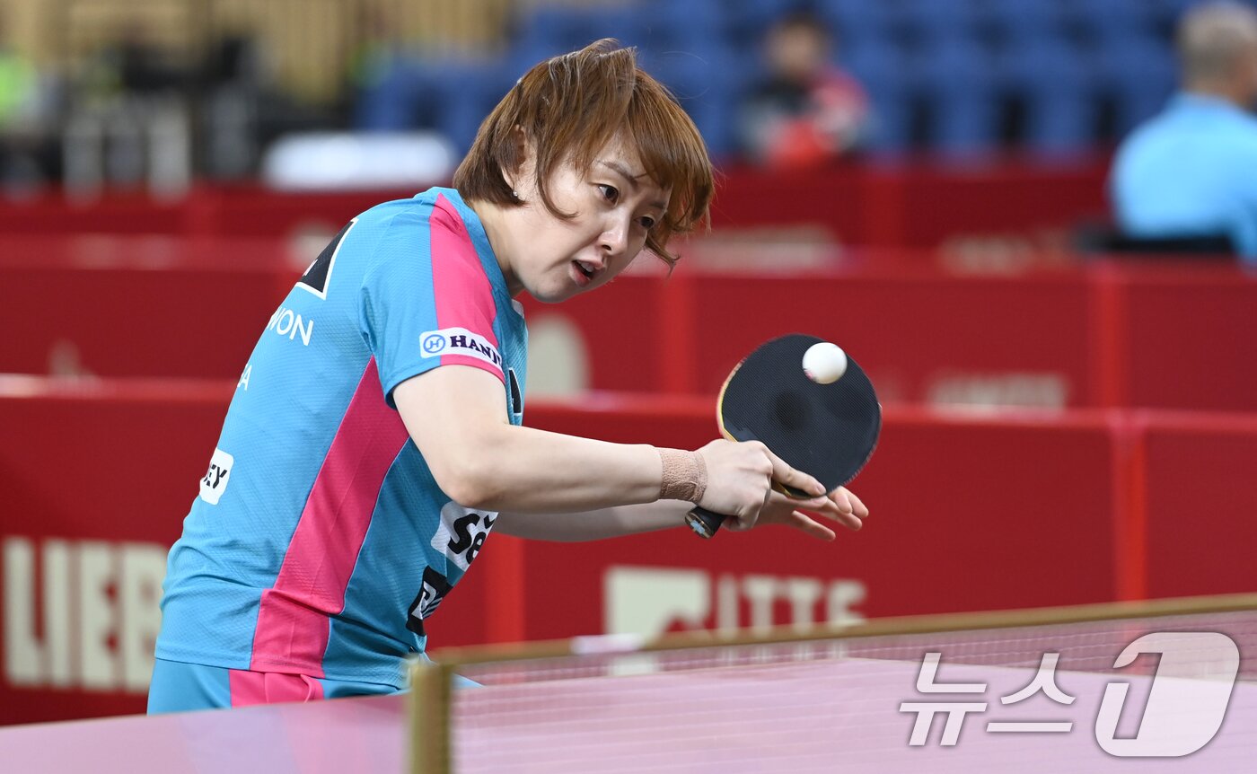 본문 이미지 - 서효원이 20일(현지시간) 카타르 도하 카타르대학교 스포츠 컴플렉스에서 열린 '2025 국제탁구연맹(ITTF) 세계선수권대회' 여자단식 32강전에서 크로아티아 레아 라코바츠와 경기를 펼치고 있다. 2025.5.21/뉴스1 ⓒ News1 사진공동취재단