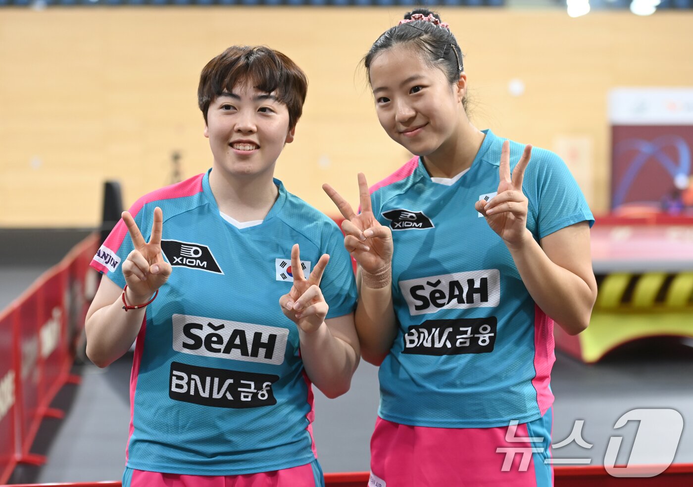 본문 이미지 - 신유빈·유한나가 20일&#40;현지시간&#41; 카타르 도하 카타르대학교 스포츠 컴플렉스에서 열린 &#39;2025 국제탁구연맹&#40;ITTF&#41; 세계선수권대회&#39; 여자복식 16강전 독일 아네트 카우프만·샤오나 산과의 경기에서 승리를 거둔 후 기뻐하고 있다. 2025.5.21/뉴스1 ⓒ News1 사진공동취재단