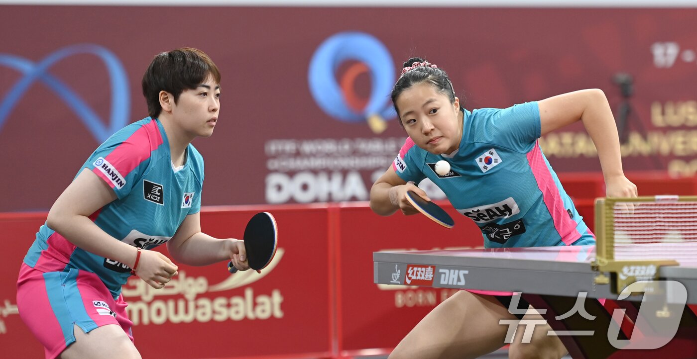 본문 이미지 - 신유빈·유한나가 20일&#40;현지시간&#41; 카타르 도하 카타르대학교 스포츠 컴플렉스에서 열린 &#39;2025 국제탁구연맹&#40;ITTF&#41; 세계선수권대회&#39; 여자복식 16강전에서 독일 아네트 카우프만·샤오나 산과 경기를 펼치고 있다. 2025.5.21/뉴스1 ⓒ News1 사진공동취재단