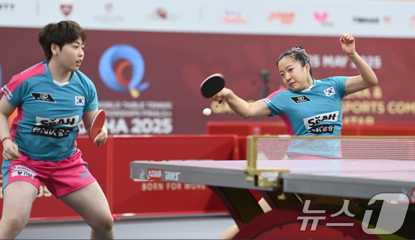 (서울=뉴스1) 사진공동취재단 = 신유빈·유한나가 20일(현지시간) 카타르 도하 카타르대학교 스포츠 컴플렉스에서 열린 '2025 국제탁구연맹(ITTF) 세계선수권대회' 여자복식 1 …