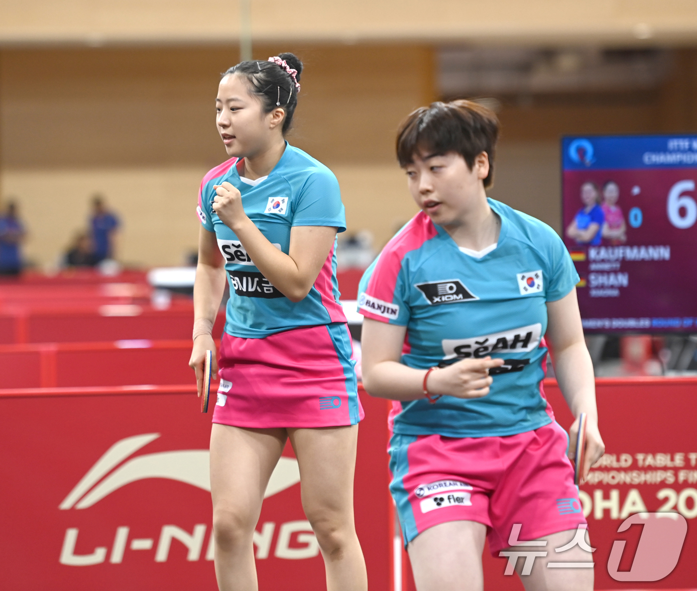 (서울=뉴스1) 사진공동취재단 = 신유빈·유한나가 20일(현지시간) 카타르 도하 카타르대학교 스포츠 컴플렉스에서 열린 '2025 국제탁구연맹(ITTF) 세계선수권대회' 여자복식 1 …