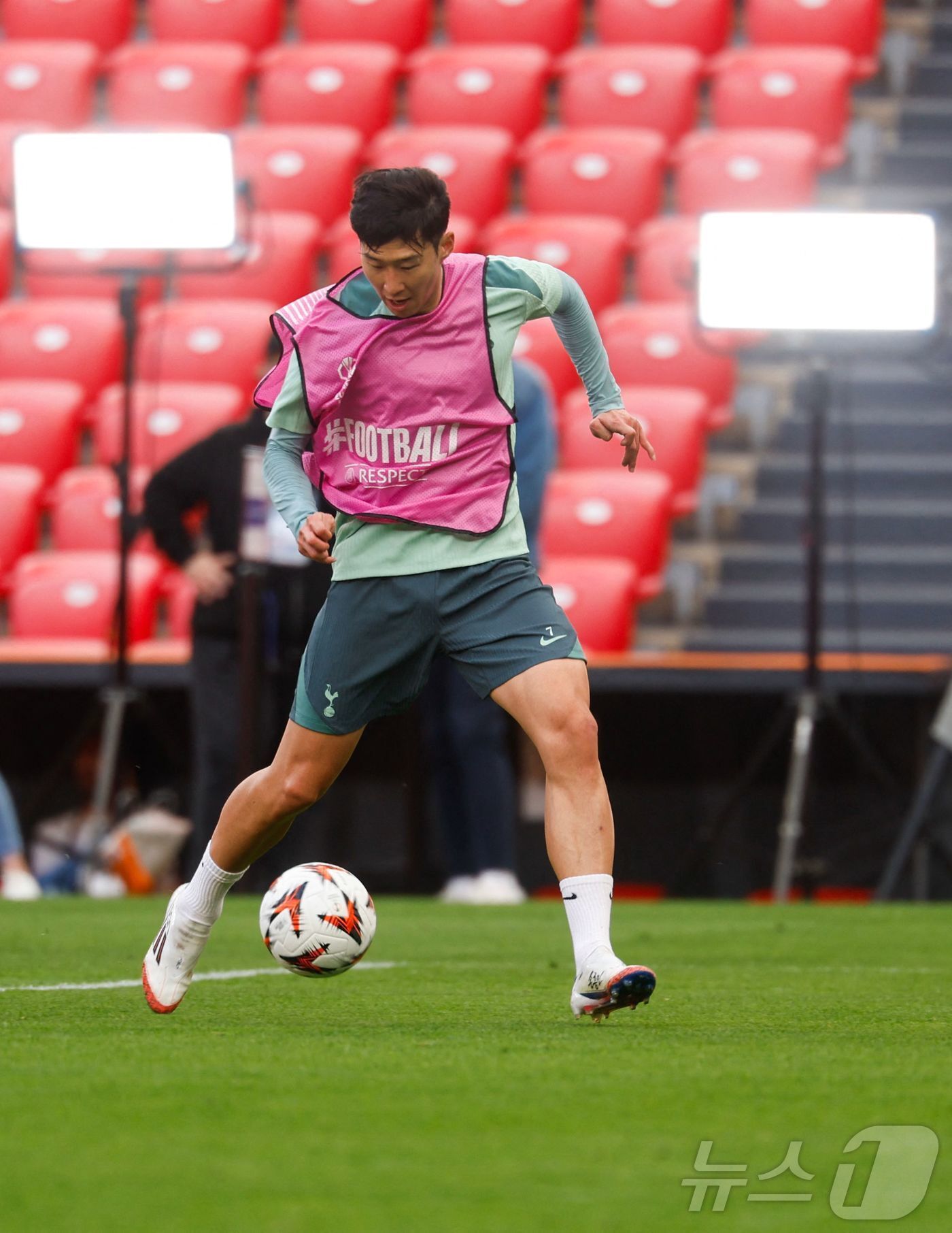 본문 이미지 - 유로파리그 결승을 앞두고 훈련 중인 손흥민.ⓒ AFP=뉴스1