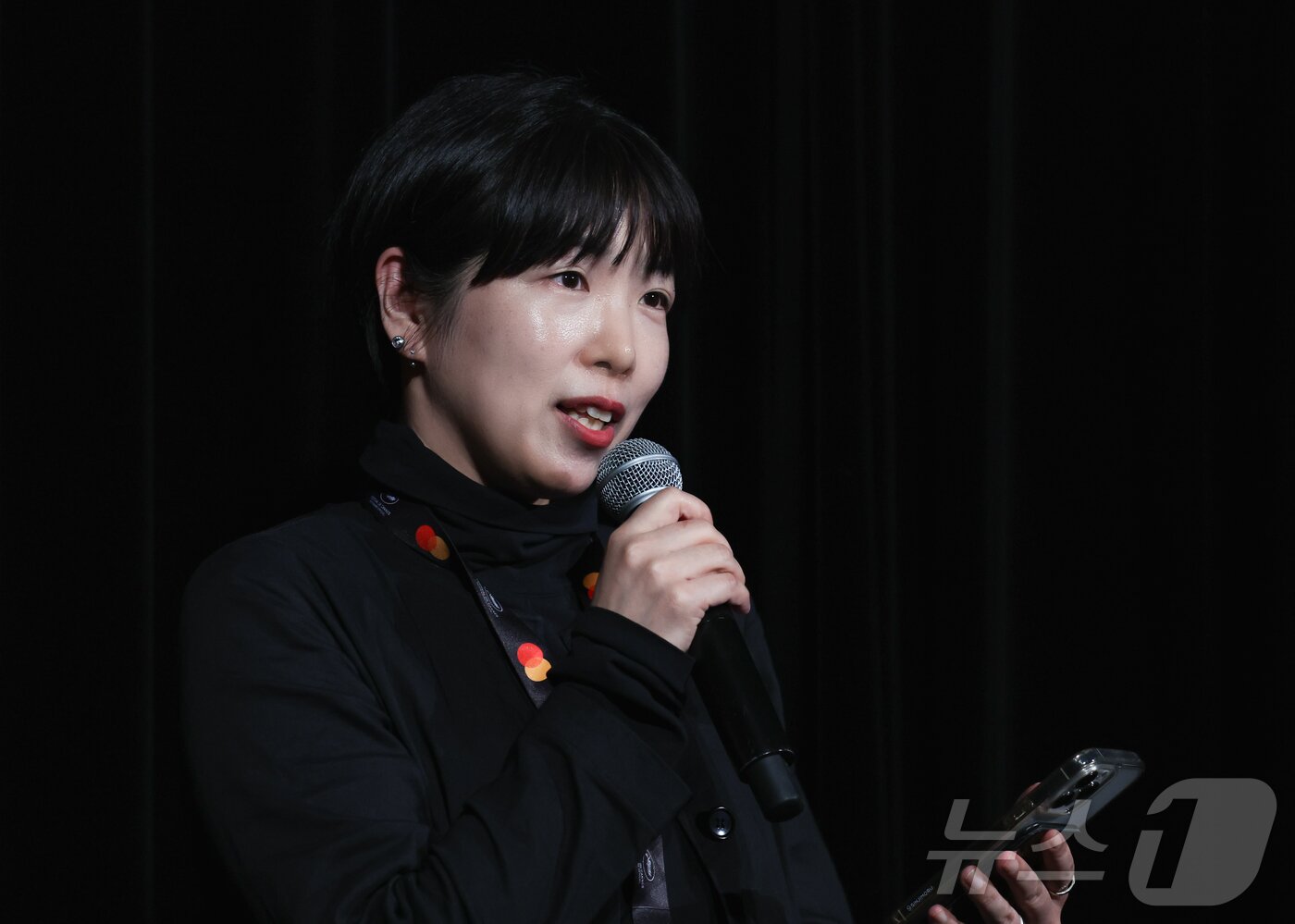 본문 이미지 - 제78회 칸 국제영화제가 열리고 있는 프랑스 남부 소도시 칸&#40;Cannes&#41;의 에스파스 미라마르&#40;Espace Miramar&#41; 극장에서 비공식 부문인 비평가주간 단편 경쟁 부문 갈라 상영회가 열려, 애니메이션 ‘안경’의 정유미 감독이 무대 인사를 하고 있다. 2025.5.21/뉴스1 ⓒ News1 이준성 기자