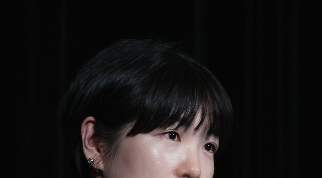 칸영화제, 무대 인사하는 '안경' 정유미 감독