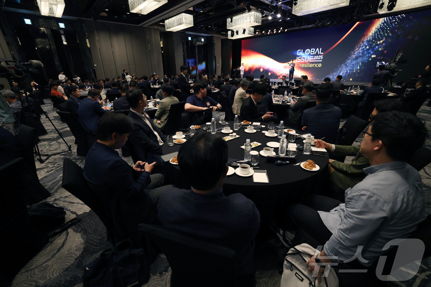 (서울=뉴스1) 박세연 기자 = 유승호 머니투데이방송 대표이사가 21일 오전 서울 종로구 JW 메리어트 동대문 스퀘어 서울에서 머니투데이방송 주최로 열린 ‘제11회 글로벌 이슈 2 …