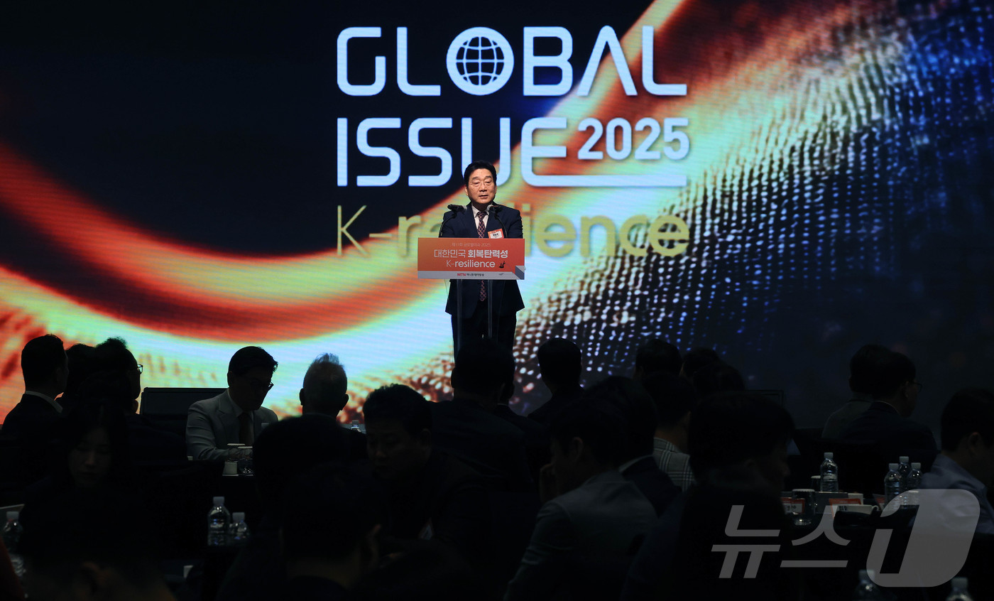 (서울=뉴스1) 박세연 기자 = 유승호 머니투데이방송 대표이사가 21일 오전 서울 종로구 JW 메리어트 동대문 스퀘어 서울에서 머니투데이방송 주최로 열린 ‘제11회 글로벌 이슈 2 …