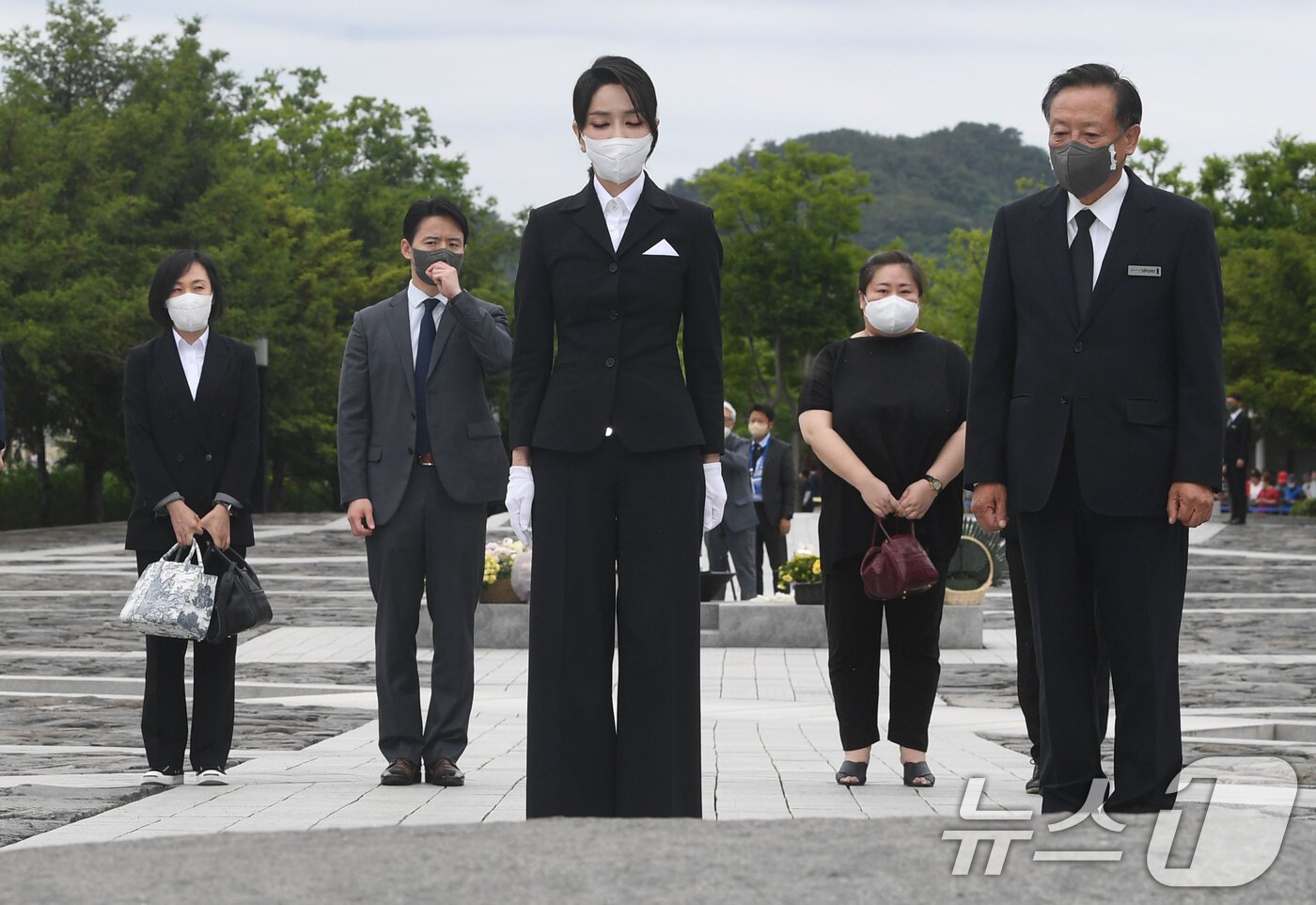 본문 이미지 - 윤석열 전 대통령의 부인 김건희 여사의 수행비서 유경옥 씨가 건진법사 전성배 씨에게 ‘여사 선물용’ 샤넬백을 전달 받은 정황을 검찰이 포착한 것으로 알려졌다. 사진은 김 여사가 지난 2022년 6월 13일 경남 김해 봉하마을을 찾아 고 노무현 전 대통령 묘역을 참배하는 모습. 왼쪽 첫번째가 유경옥 씨. &#40;대통령실사진기자단&#41;/뉴스1