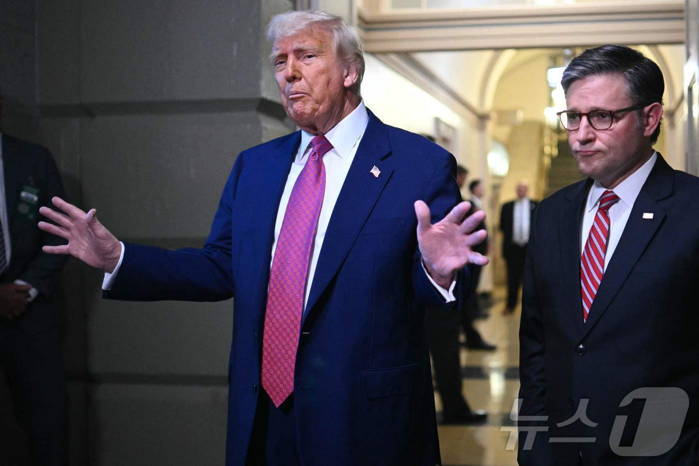 본문 이미지 - 도널드 트럼프 미국 대통령이 지난달 20일&#40;현지시간&#41; 워싱턴 의사당에서 열린 하원 공화당 의원총회에 참석한 뒤 마이크 존슨 하원의장과 취재진을 만나고 있다. 2025.05.21 ⓒ AFP=뉴스1 ⓒ News1 우동명 기자