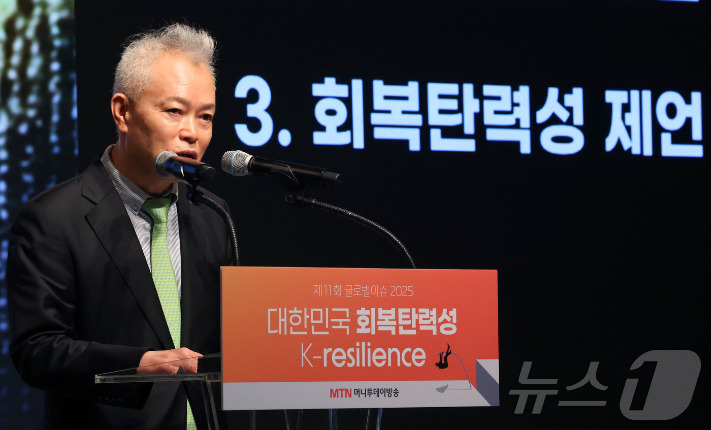 (서울=뉴스1) = 백용호 GK인사이츠 이사장(머니투데이 상임고문)이 21일 오전 서울 종로구 JW 메리어트 동대문 스퀘어 서울에서 머니투데이방송 주최로 열린 ‘제11회 글로벌 이 …