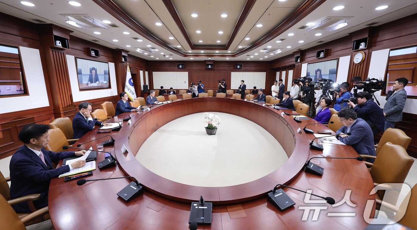 본문 이미지 - 김범석 기획재정부 장관 직무대행 1차관이 21일 오전 서울 종로구 정부서울청사에서 열린 경제관계장관회의 겸 산업경쟁력강화 관계장관회의에서 모두발언을 하고 있다. 2025.5.21/뉴스1 ⓒ News1 김성진 기자