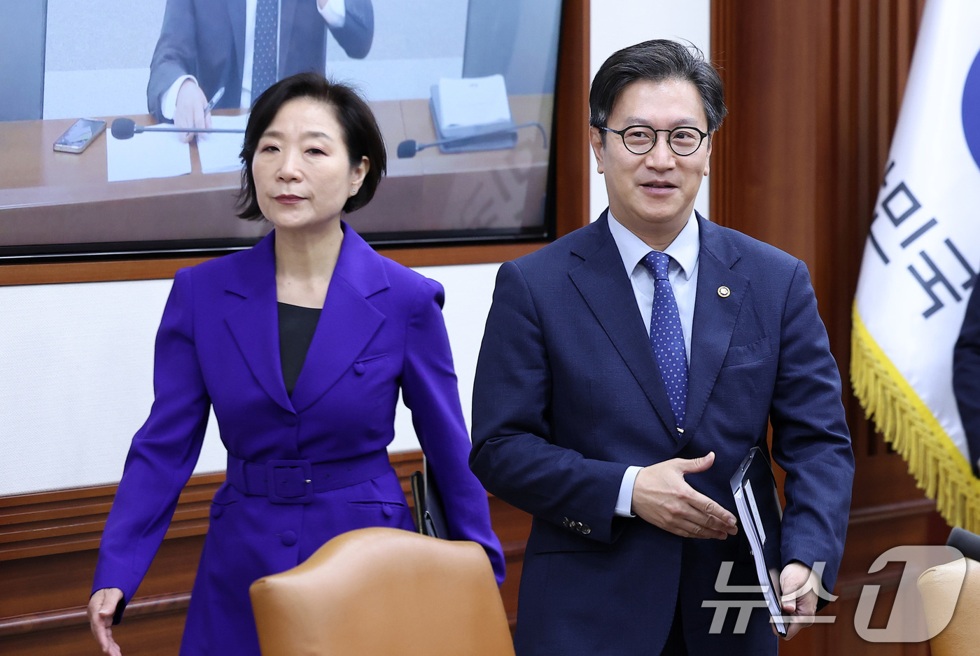 (서울=뉴스1) 김성진 기자 = 김범석 기획재정부 장관 직무대행 1차관(오른쪽)과 오영주 중소벤처기업부 장관이 21일 오전 서울 종로구 정부서울청사에서 열린 경제관계장관회의 겸 산 …