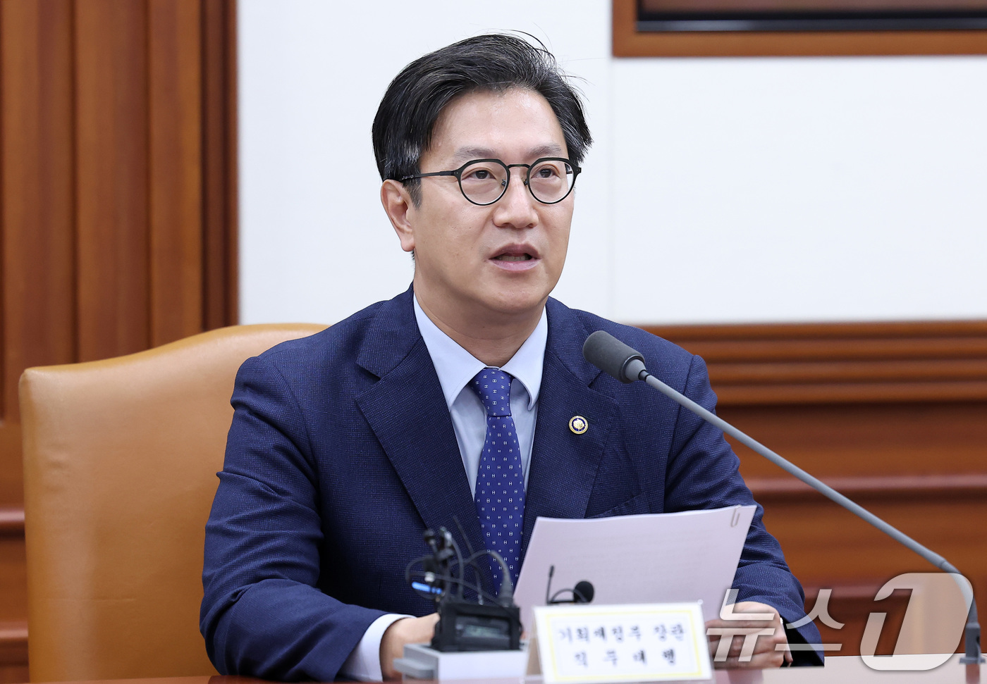 (서울=뉴스1) 김성진 기자 = 김범석 기획재정부 장관 직무대행 1차관이 21일 오전 서울 종로구 정부서울청사에서 열린 경제관계장관회의 겸 산업경쟁력강화 관계장관회의에서 모두발언을 …