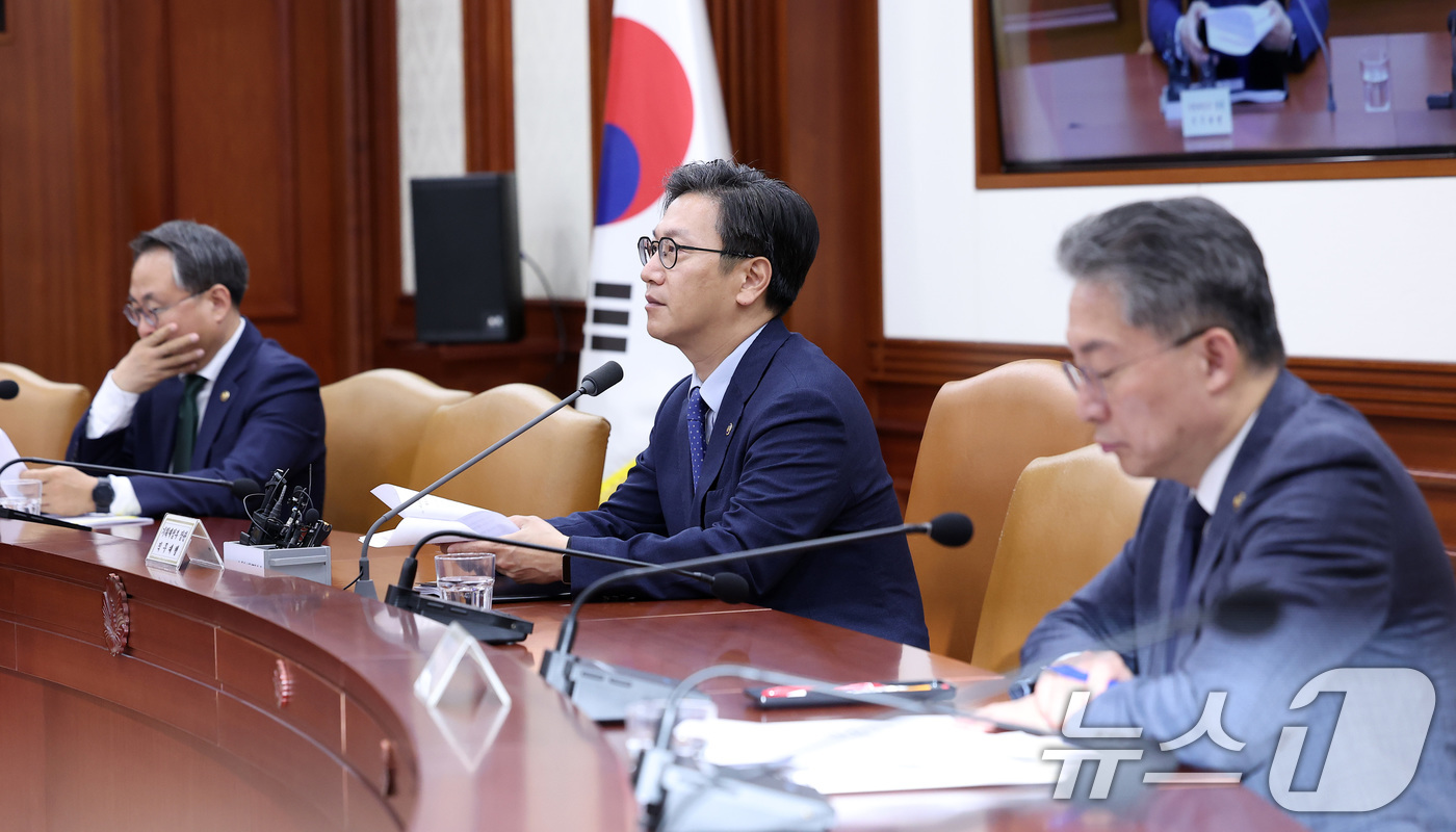 (서울=뉴스1) 김성진 기자 = 김범석 기획재정부 장관 직무대행 1차관이 21일 오전 서울 종로구 정부서울청사에서 열린 경제관계장관회의 겸 산업경쟁력강화 관계장관회의에서 모두발언을 …