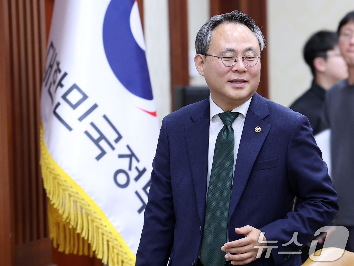(서울=뉴스1) 김성진 기자 = 고기동 행정안전부 장관 직무대행이 21일 오전 서울 종로구 정부서울청사에서 열린 경제관계장관회의 겸 산업경쟁력강화 관계장관회의에 참석하고 있다. 2 …
