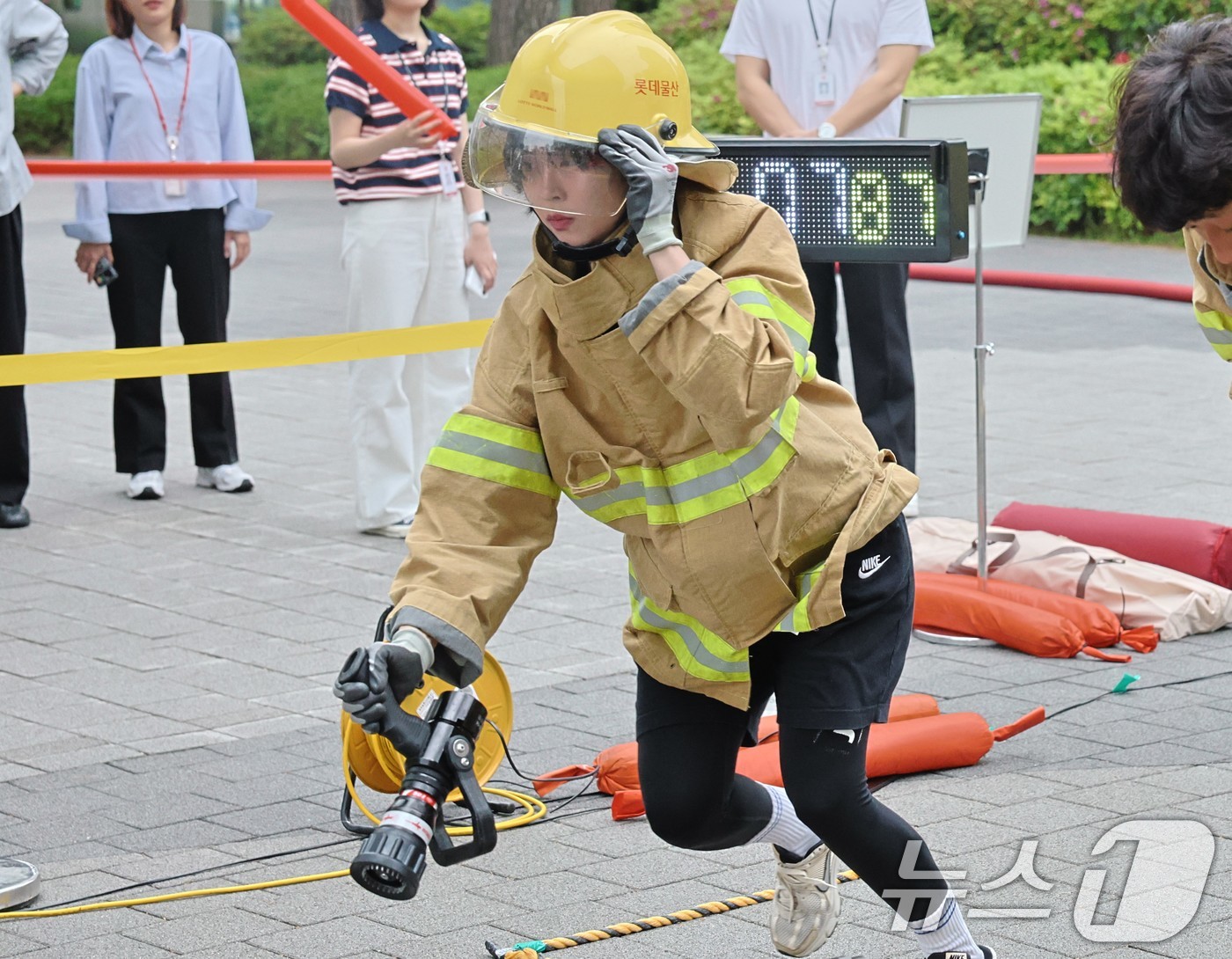 (서울=뉴스1) = 롯데물산이 지난 20일 롯데월드타워에서 '2025 소방경진대회'를 개최했다고 21일 밝혔다.'2025 소방경진대회' 참가자들이 속도방수 경연을 펼치고 있다. ( …