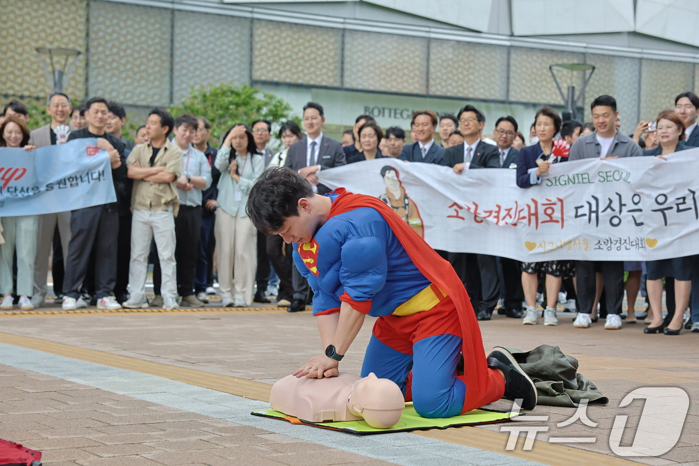 (서울=뉴스1) = 롯데물산이 지난 20일 롯데월드타워에서 '2025 소방경진대회'를 개최했다고 21일 밝혔다.사진은 '2025 소방경진대회' 응급처치 강연 모습. (롯데물산 제공 …