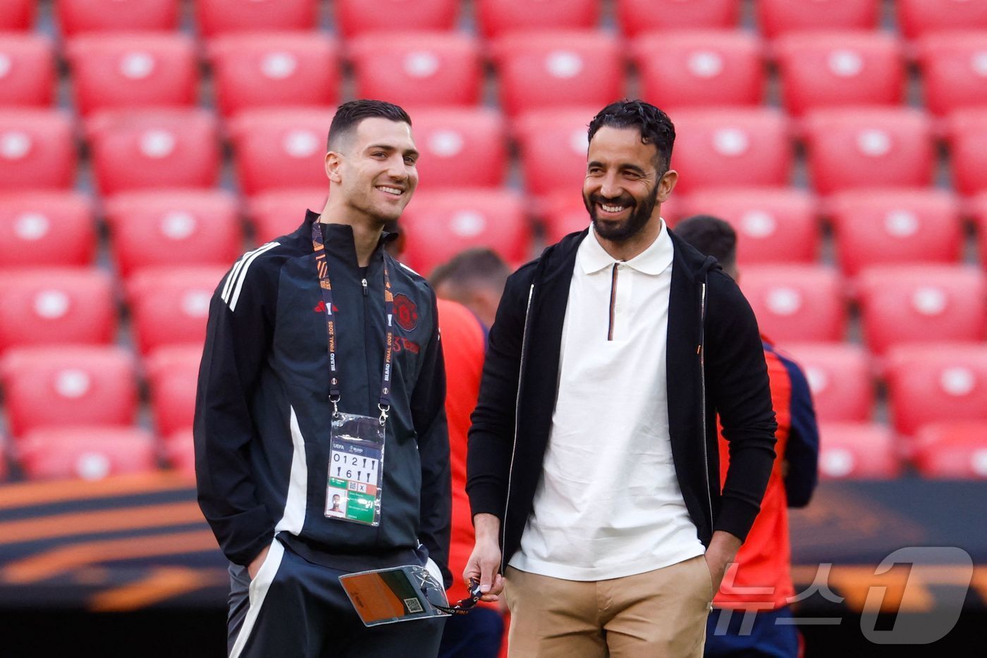 본문 이미지 - 후벵 아모림 맨체스터 유나이티드 감독(오른쪽)과 디오고 달로. ⓒ AFP=뉴스1