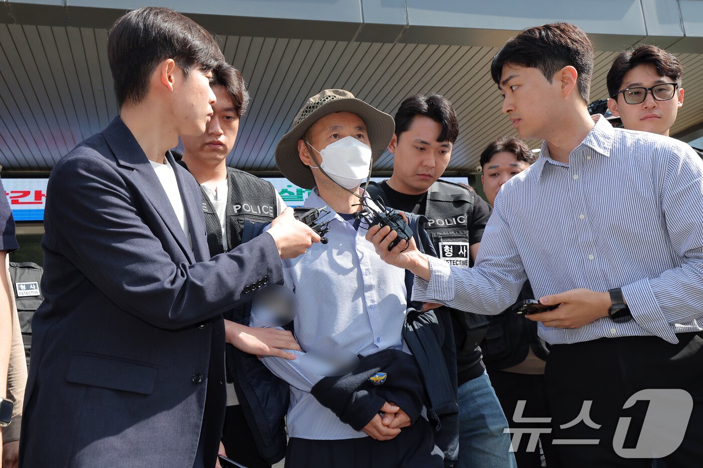 본문 이미지 - 금전 문제로 갈등을 빚은 지인과 평소 앙심을 품었던 이웃 등 4명을 살상한 혐의로 체포된 피의자 차철남(56·중국 국적)이 21일 오전 경기도 시흥시 장곡동 시흥경찰서에서 구속 전 피의자 심문(영장실질심사)을 받기 위해 나오고 있다.  2025.5.21/뉴스1 ⓒ News1 박정호 기자