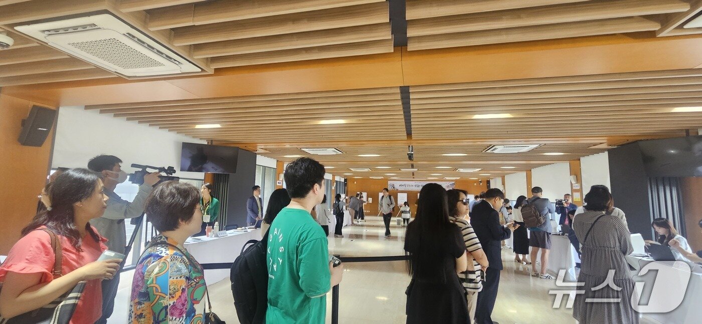 본문 이미지 - 중국 거주 교민들이 20일 주중 한국대사관에 마련된 재외국민 투표소에서 투표를 위해 줄을 서고 있다. ⓒ News1 정은지 특파원
