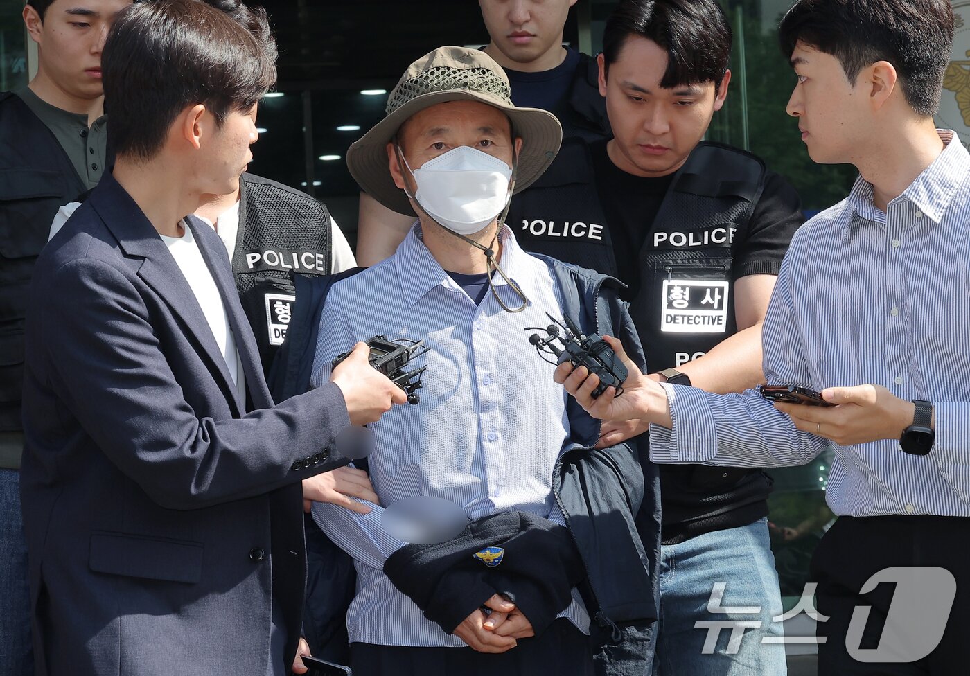 본문 이미지 - 금전 문제로 갈등을 빚은 지인과 평소 앙심을 품었던 이웃 등 4명을 살상한 혐의로 체포된 피의자 차철남&#40;56·중국 국적&#41;이 21일 오전 경기도 시흥시 장곡동 시흥경찰서에서 구속 전 피의자 심문&#40;영장실질심사&#41;을 받기 위해 나오고 있다. 2025.5.21/뉴스1 ⓒ News1 박정호 기자